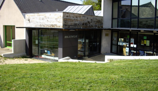 Vue de face du bâtiment de la bibliothèque