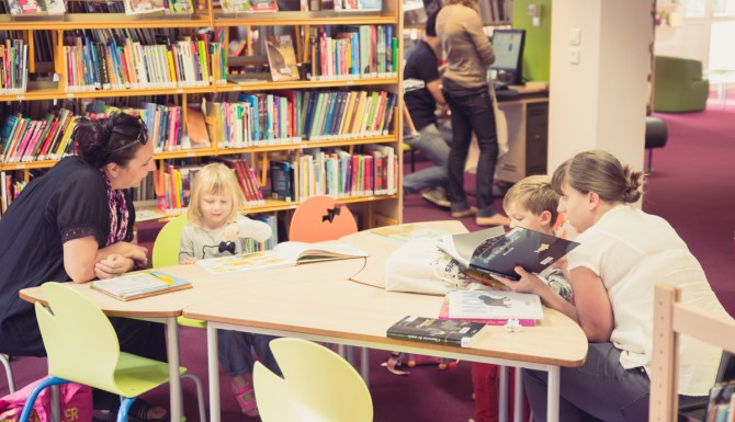 table de travail où sont regroupé plusieurs adultes