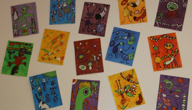 mur de dessins représentant des monstres et des extraterrestres
