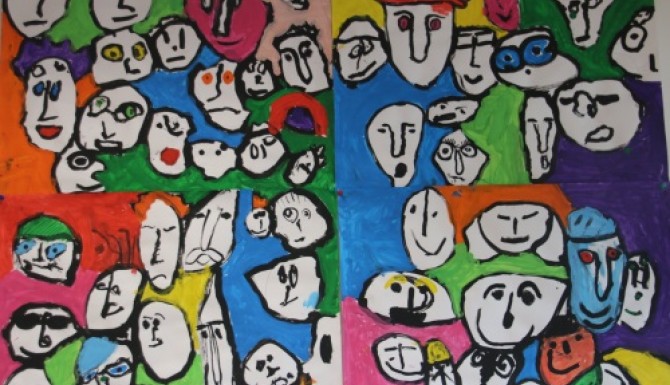 mur de dessins représentant des visages