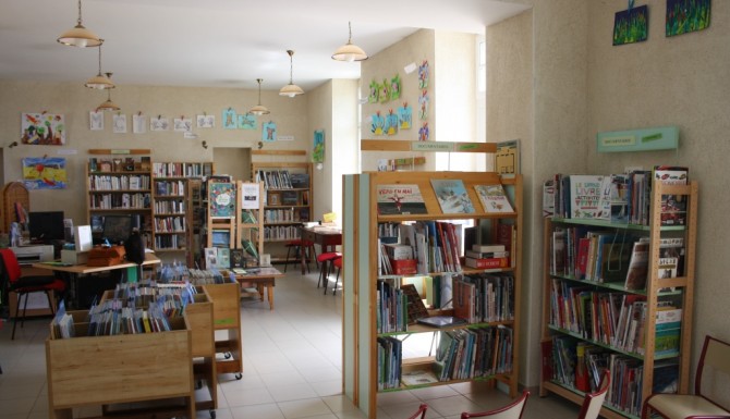 espaces de la bibliothèque, rayonnages boisés