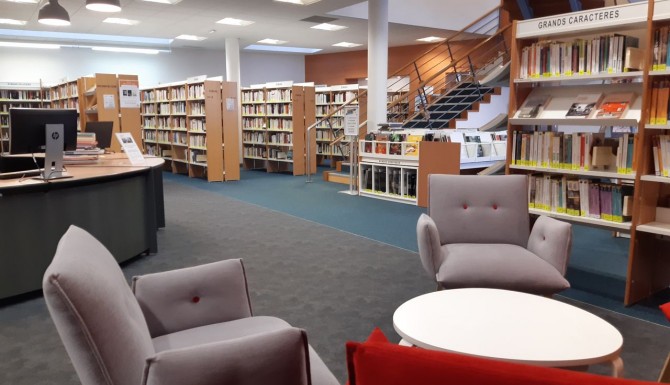 Un espace de lecture au rez-de-chaussée de la médiathèque