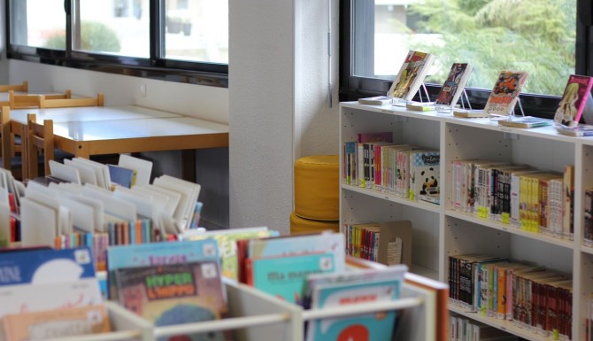 Bacs de livres de l'espace jeunesse
