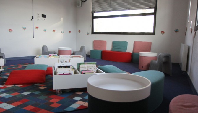 Espace de lecture/animation jeunesse : fauteuils, bacs, tables