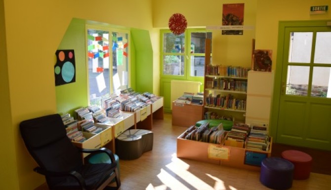 espace enfants, murs très colorés jaunes et verts