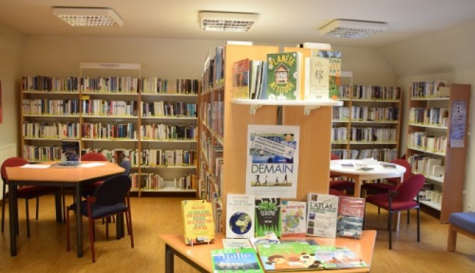 Espace adultes avec rayonnages et tables de présentations