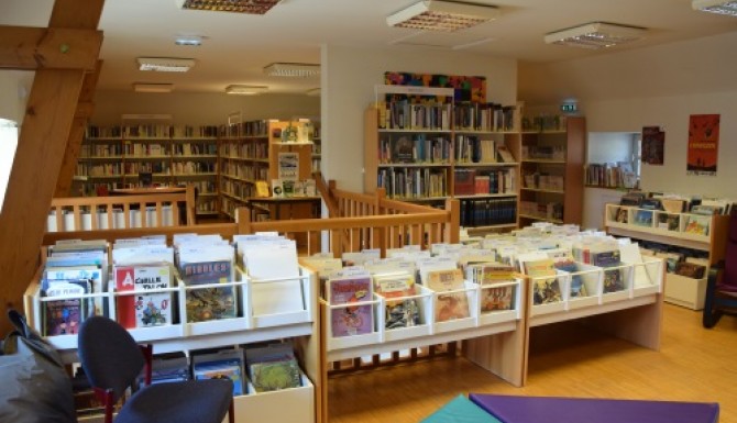 espace BD avec des bacs de rangements et des tapis