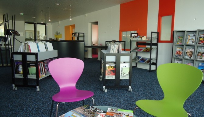 Brécé - espace presse. Des fauteuils roses et vert pomme, des tables basses