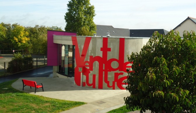 Brécé - façade extérieure de la bibliothèque, dans un parc verdoyant, avec beaucoup de couleurs vives sur le bâtiment