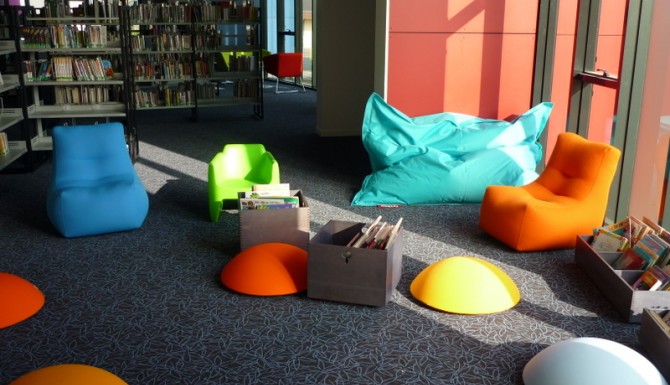 Brécé - coin jeunesse. Des assises de type coussin