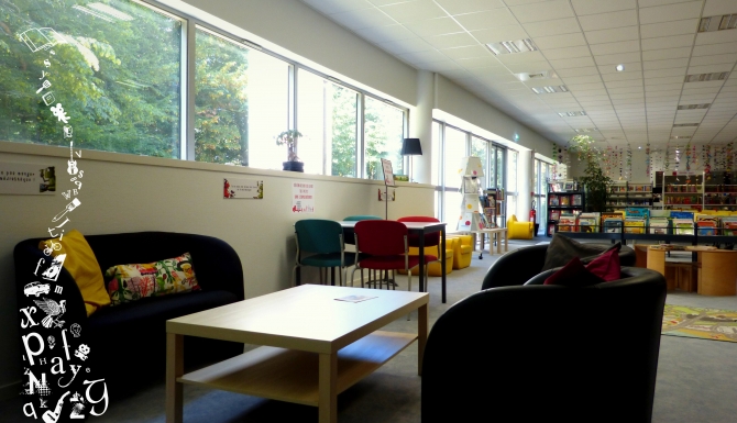 Espace cosy avec des canapés et des fauteuils confortables