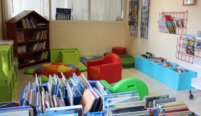 Espace enfants, bacs bleu ciel