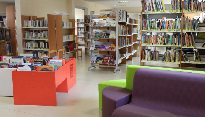 salon de lecture, mobilier violets, rouges et verts