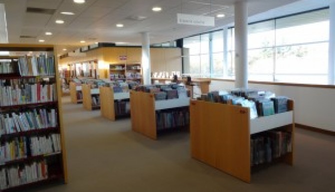 espace des adultes. Rayonnages et bacs