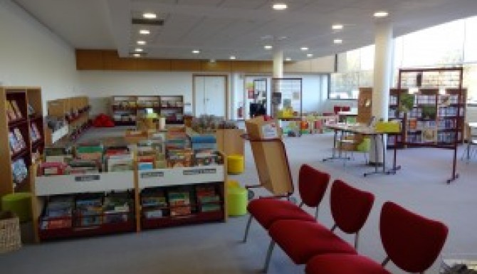 Espace jeunesse coin lecture, fauteuils rouges