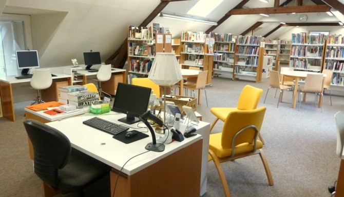 ordinateurs professionnels et pour le public, des fauteuils blancs et jaunes