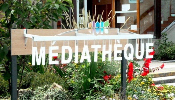 extérieur du bâtiment. mot "médiathèque" sous forme de sculpture