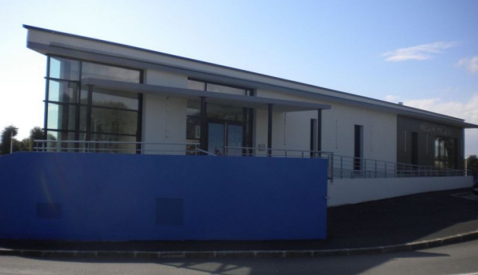 extérieur du bâtiment. Majorité blanc et gris et un mur très bleu