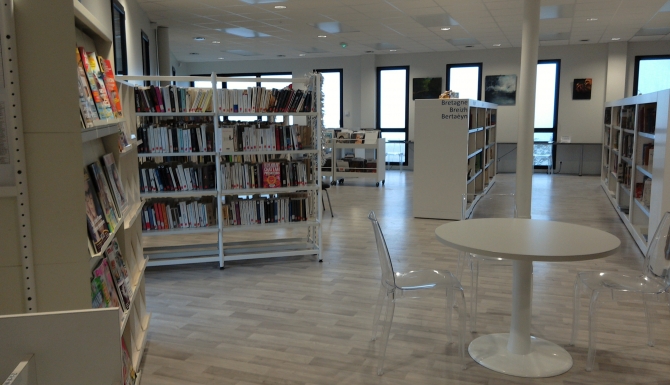 Espaces de la Médiathèque. Etagères et table de travail 