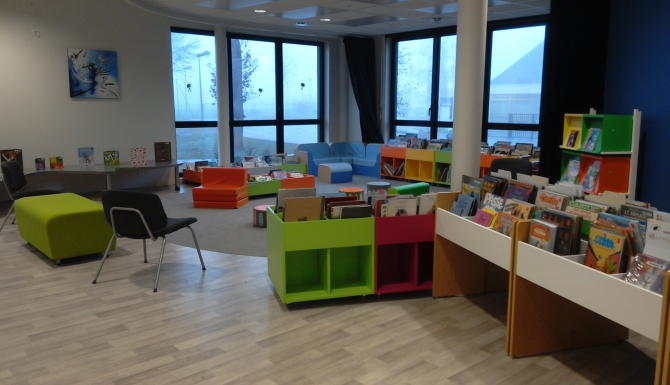 Espaces de la Médiathèque. Mobilier couleur et grandes baies vitrées