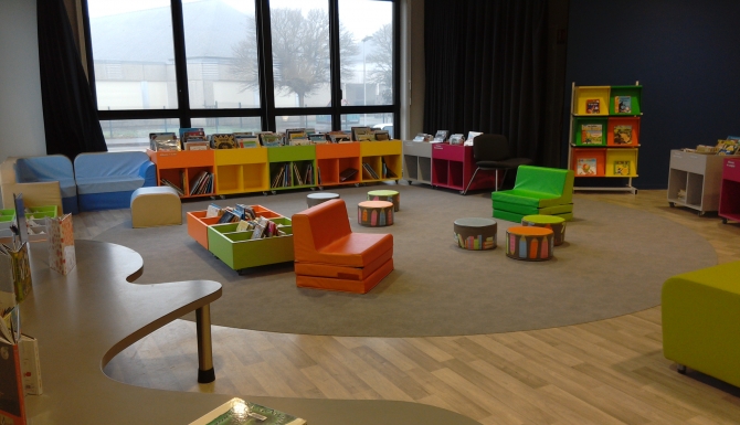Espaces de la Médiathèque. Mobilier couleur et grandes baies vitrées