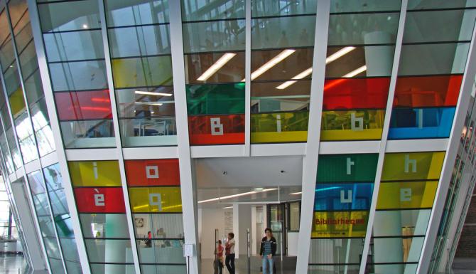 Entrée de la bibliothèque, vitrée en couleurs