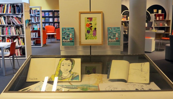 Vitrine présentant des illustrations d'albums