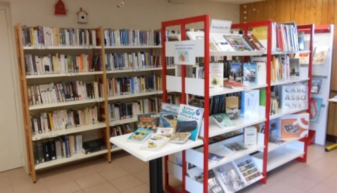 rayonnages et table de présentation pour les adultes