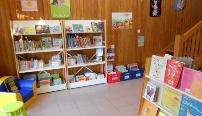 rayonnages pour les enfants, présentoirs d'albums