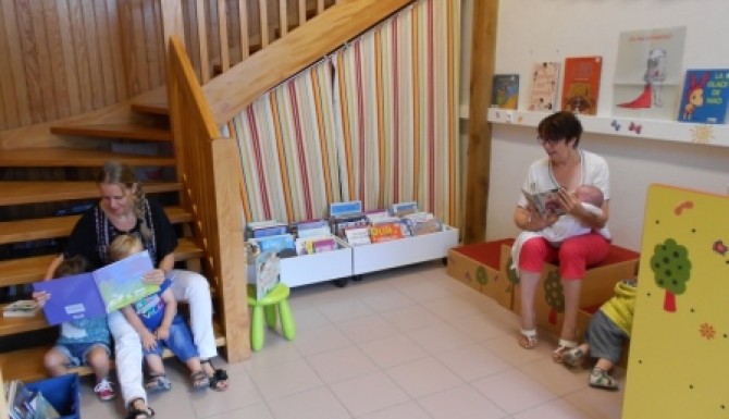 vue de la salle enfants avec des escaliers en bois, et du mobilier décoré