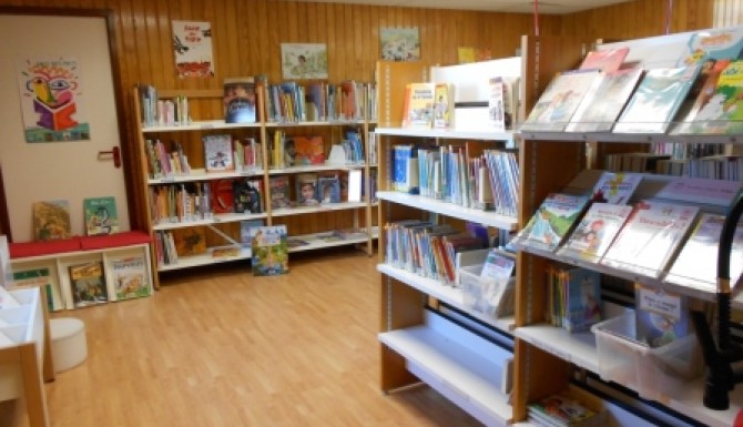 espaces de la bibliothèque. Environnement majoritairement en bois. Rayonnages