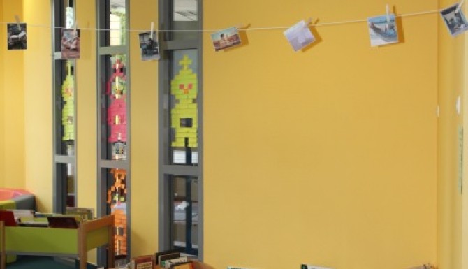bacs d'albums en bois pour les petits