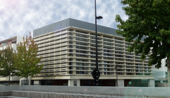 façade extérieure de la médiathèque. Grand bâtiment ressemblant à un immeuble d'habitations