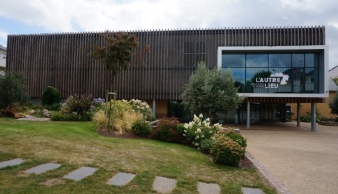 vue de l'extérieur. Bibliothèque dans un parc. Bâtiment très contemporain