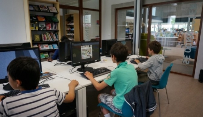 Espace multimédia - des enfants jouent sur les ordinateurs