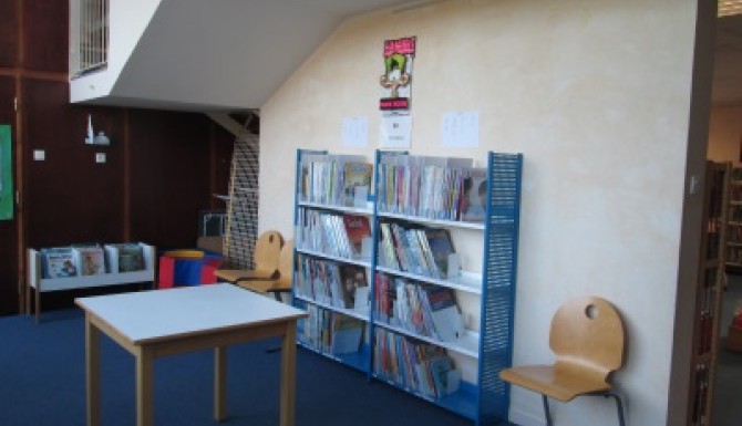 rayon de bd et une table de lecture