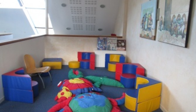 espace cosy pour le splus petits, beaucoup de couleurs très vives