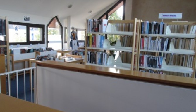 Espace adulte vu depuis un plan large