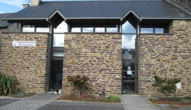 façade extérieure en pierres de la bibliothèque