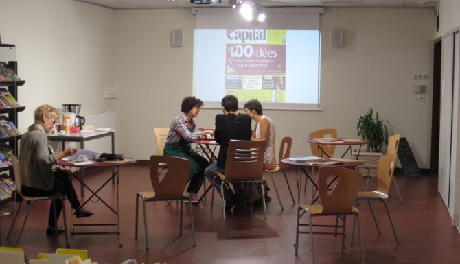 espace détente. Des tables de jardin et des collations (café, thé...)