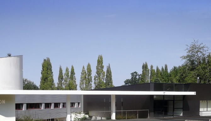 vue extérieure du bâtiment. très moderne et blanc