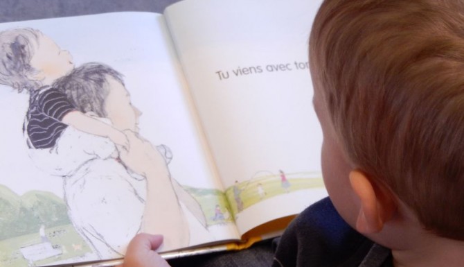 Mordelles - une animation lecture. Un enfant tient un album
