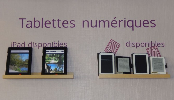 Mordelles- des tablettes nuémriques accrochées au mur et à disposition