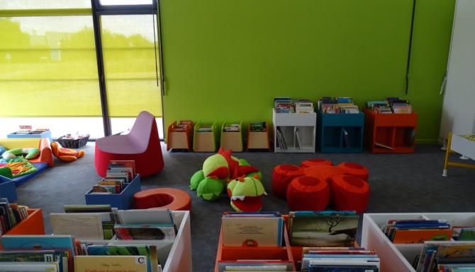 Nouvoitou - espace jeunesse de la bibliothèque. Murs verts pomme, bacs jeunesse au sol