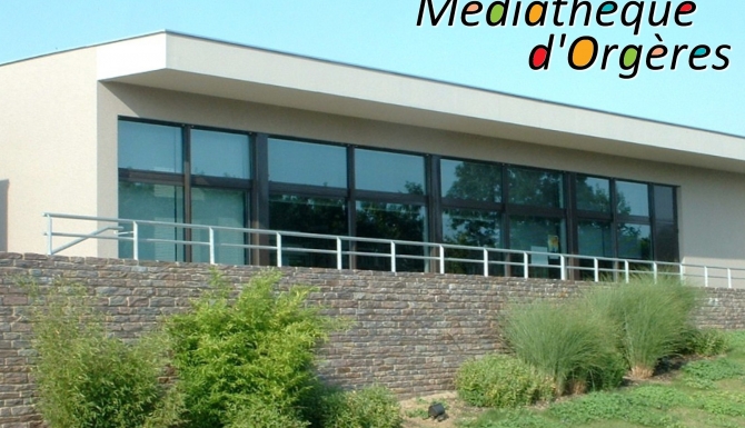 vue extérieure du bâtiment. Mot "Médiathèque d'Orgères" incruté sur la photo