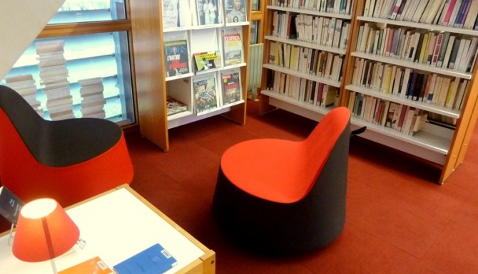 espace dédié à la presse, couleur de moquette et de fauteuils rouges