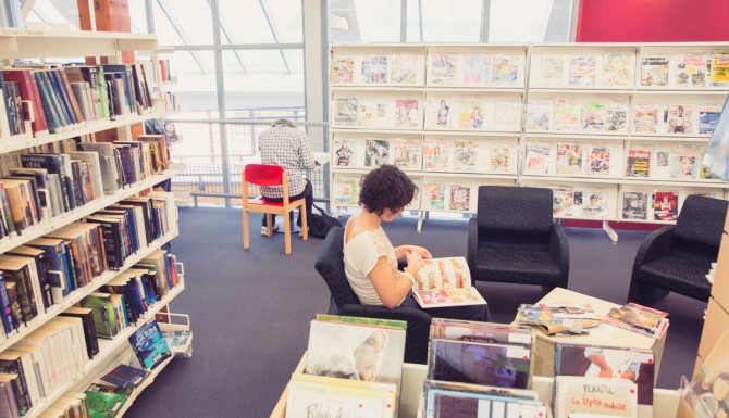 espace de lecture,fauteuils, presse et collections