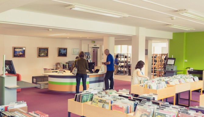 vue générale des espaces très lumineux de la bibliothèque