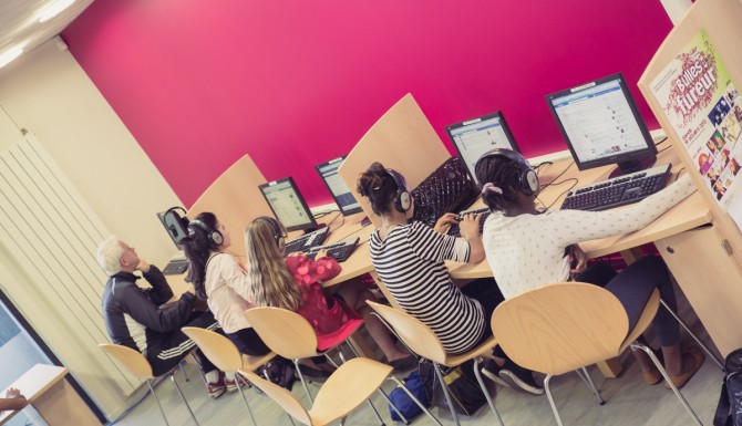espace multimédia, des ordinateurs disposés le long du mur
