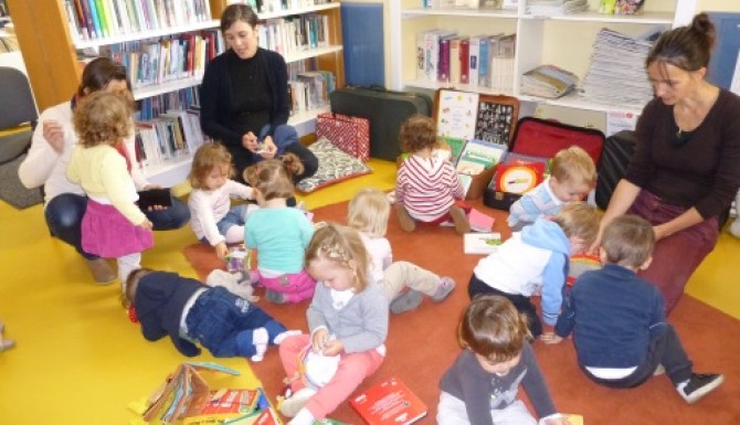 enfants sur des tapis avec quelques adultes